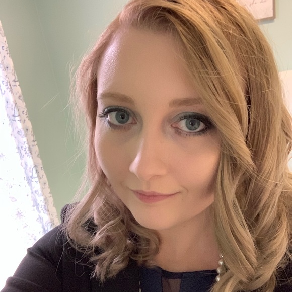 Profile Picture of Amber Howe (@cherrybs20) on Poshmark