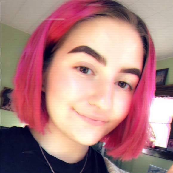 Profile Picture of Bailey Frerichs (@idlehxnds) on Poshmark