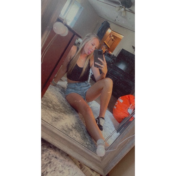 Profile Picture of Cheyenne Binley (@cheye3) on Poshmark