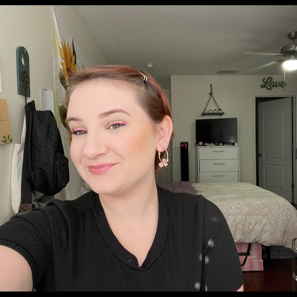 Profile Picture of Nicole Gironda (@flutenoboe) on Poshmark