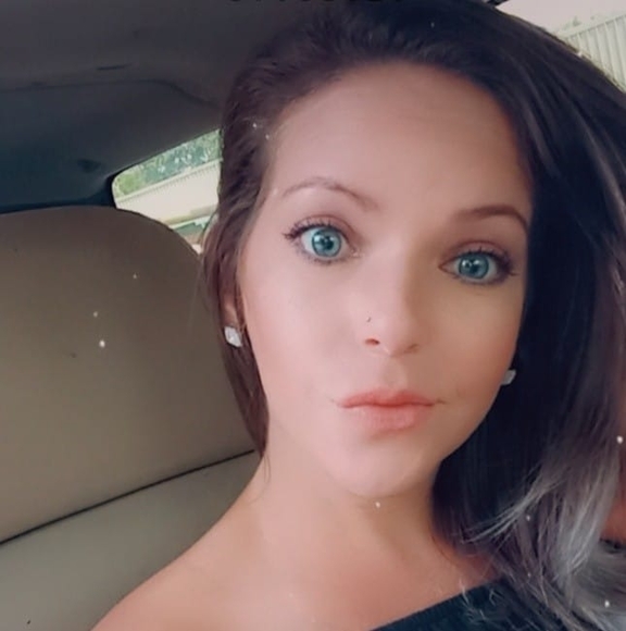 Profile Picture of Leona Huff (@leonaloul) on Poshmark