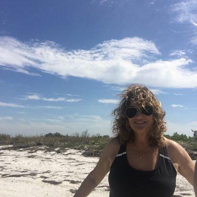 Profile Picture of Gloria Goldberg (@GloriaGoldber18) on Twitter