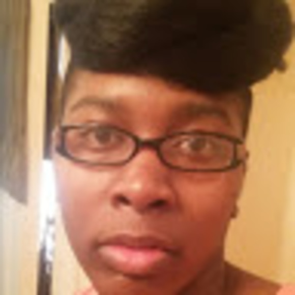 Profile Picture of Stephenie Robinson (@stephenierob279) on Poshmark