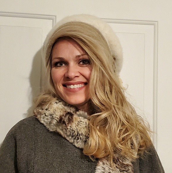 Profile Picture of Jamie Beebe (@jamie_beebe) on Poshmark