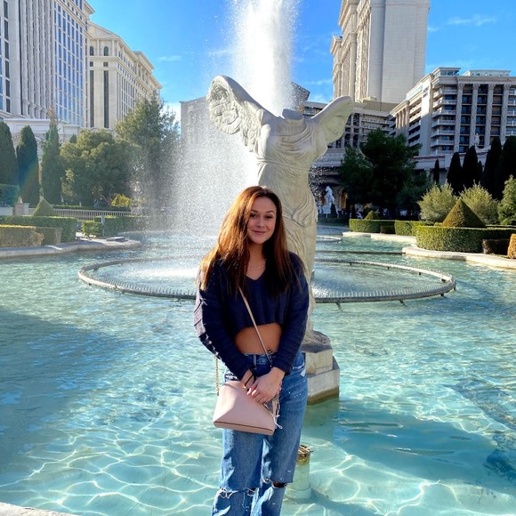 Profile Picture of Aleah Bates (@aleahbates00) on Poshmark