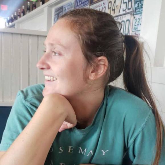 Profile Picture of Taylor Robins (@taylorlrobins) on Poshmark