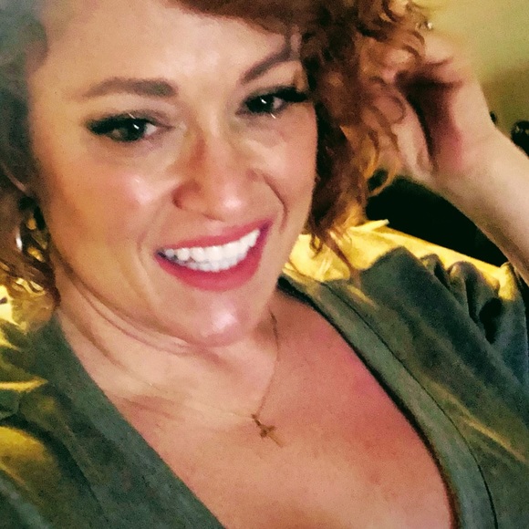 Profile Picture of Nicky Fookes (@nicky_fookes) on Poshmark