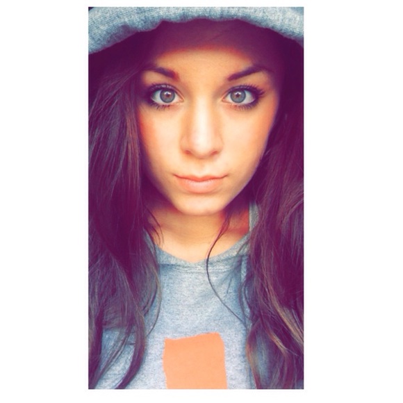 Profile Picture of Emma Twer (@emmatwer) on Poshmark