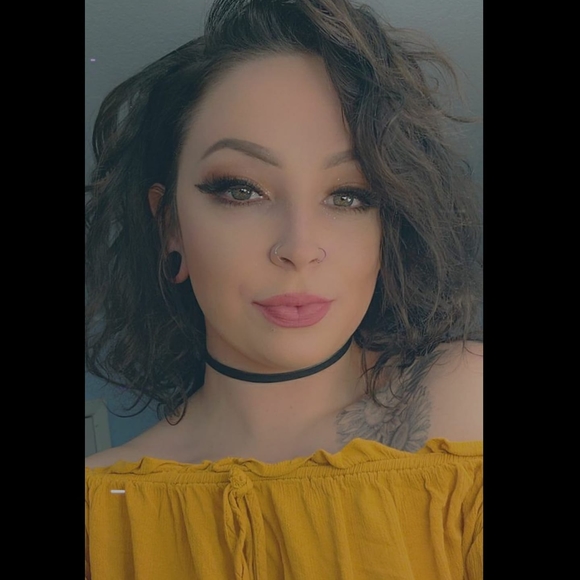 Profile Picture of Courtney Kretchmar (@c_kretchmar) on Poshmark