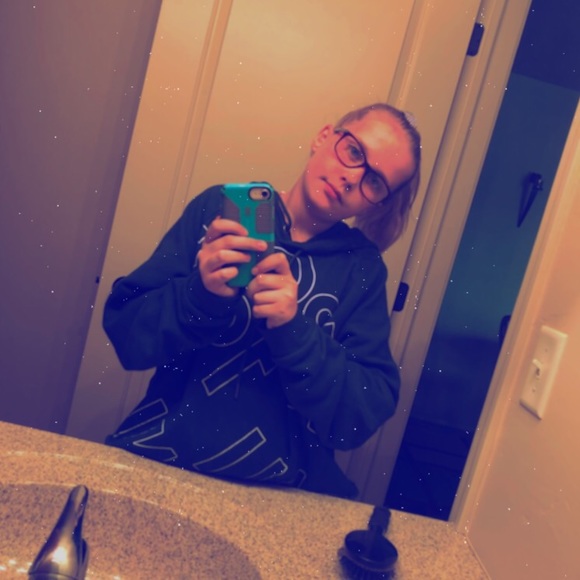 Mallory Khollman - Poshmark Profile Picture of Mallory Khollman (@25makhollman) on Poshmark