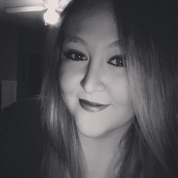 Profile Picture of Lindsay Poteet (@lindsaypoteet) on Poshmark