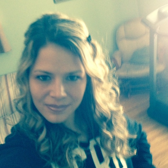 Profile Picture of Melanie Ondrusko (@melanieondrusko) on Poshmark