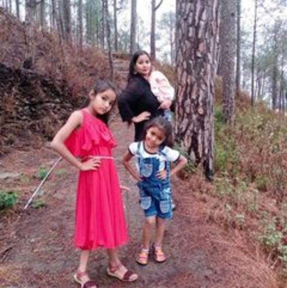 Profile Picture of Tarni Tarni (@tarnitarni) on Poshmark