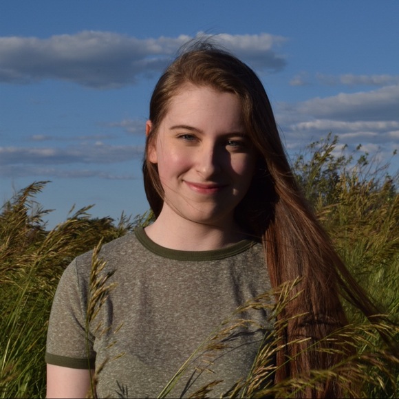 Profile Picture of Emma Schlimgen (@emmaschlimgen) on Poshmark