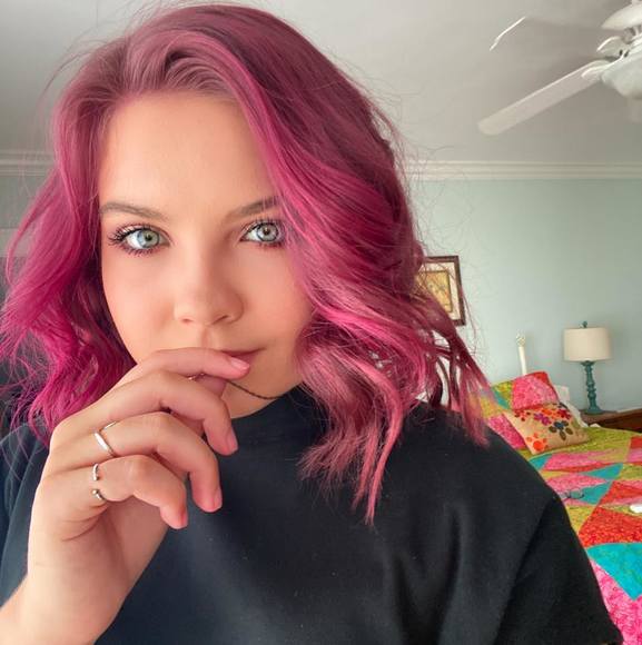 Profile Picture of Taylor Redington (@redingtontaylor) on Poshmark
