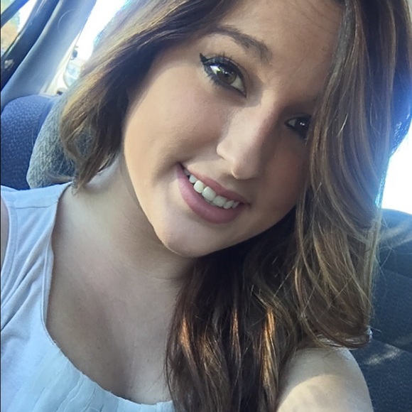 Profile Picture of Erin Weston (@erinnwestonn) on Poshmark