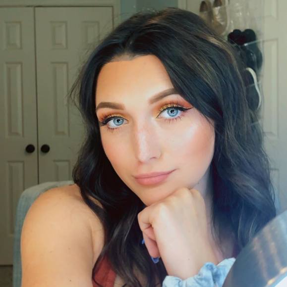 Profile Picture of Bianca Adams (@biancaadams) on Poshmark