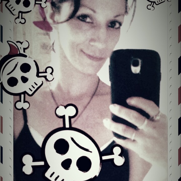 Profile Picture of Kara Binnicker (@binnickerk) on Poshmark