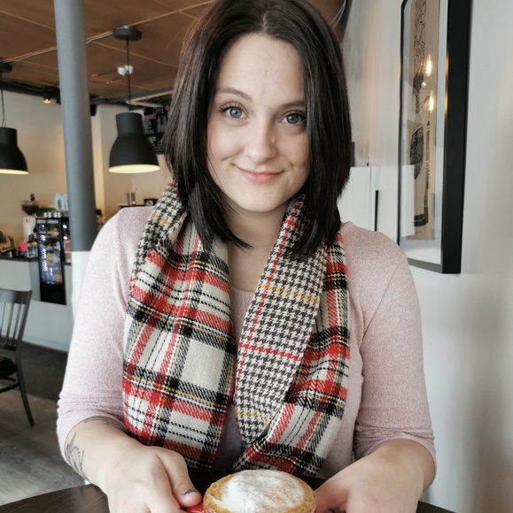 Profile Picture of Stefany Bordin (@stefanybordin) on Poshmark