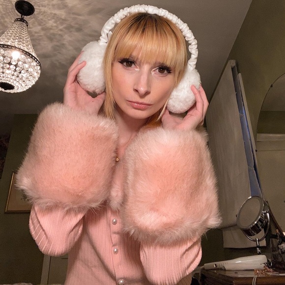 Profile Picture of Danielle Milo (@djosieee) on Poshmark