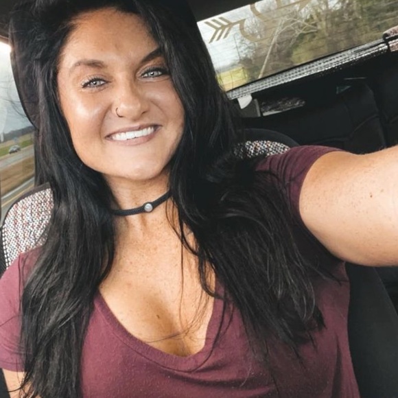 Profile Picture of Nicole Sumerel (@nicole_sumerel) on Poshmark