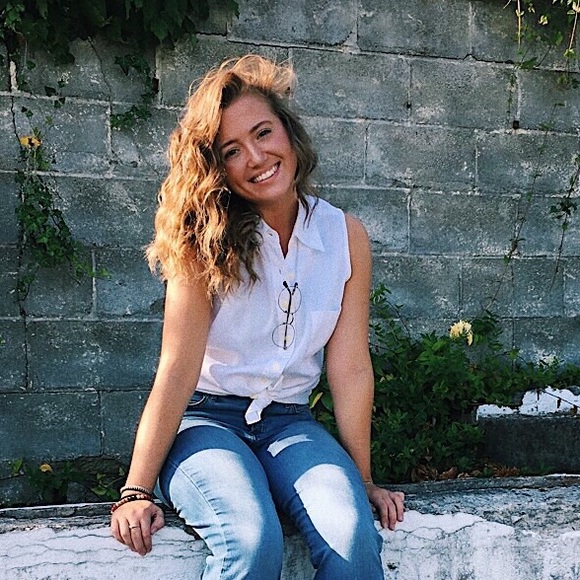 Profile Picture of Alexa Mayhew (@alexabroke_) on Poshmark