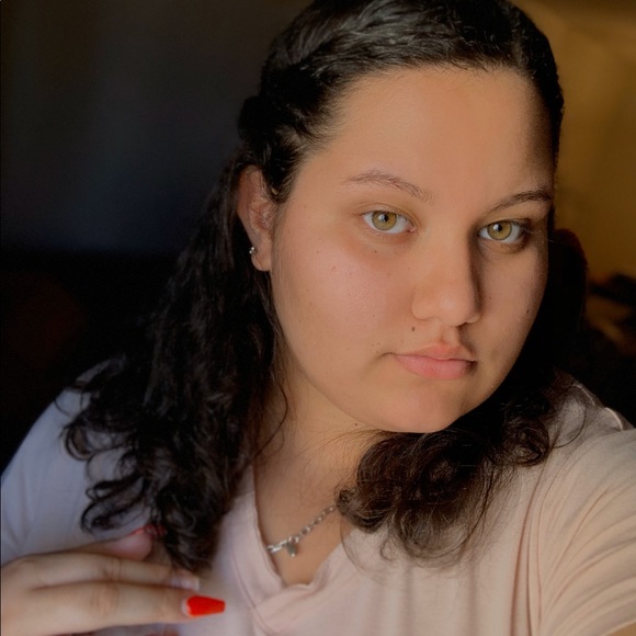 Profile Picture of April Calderon (@qveenapril) on Poshmark