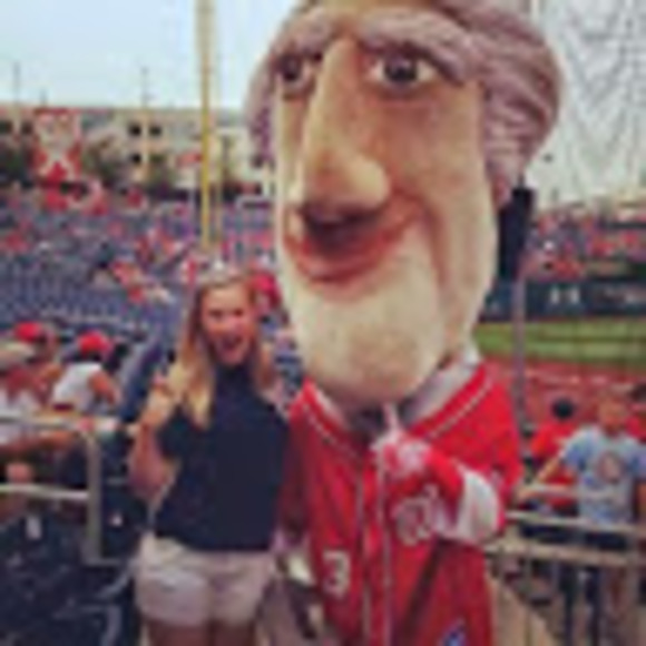 Profile Picture of Sydney Knotts (@sydneykknotts) on Poshmark