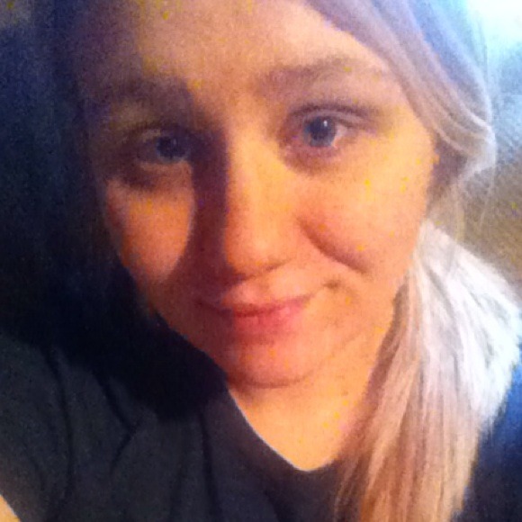 Profile Picture of Amber Neace (@amberjean3106) on Poshmark