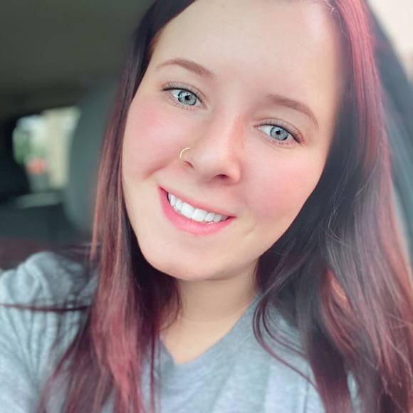 Profile Picture of Alexandria Arden (@alexandriaarden) on Poshmark