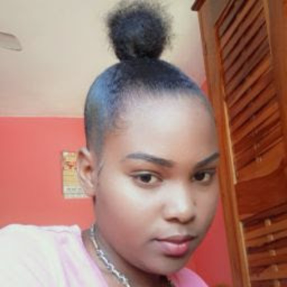 Profile Picture of Laralee Graham (@laraleegraham2) on Poshmark