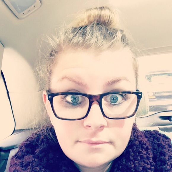 Profile Picture of Alice Parker (@alice_design) on Poshmark