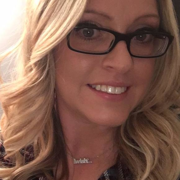 Profile Picture of Amanda Ohliger (@amandaohliger) on Poshmark