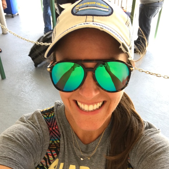 Profile Picture of Rebecca Daves (@rwollangk) on Poshmark