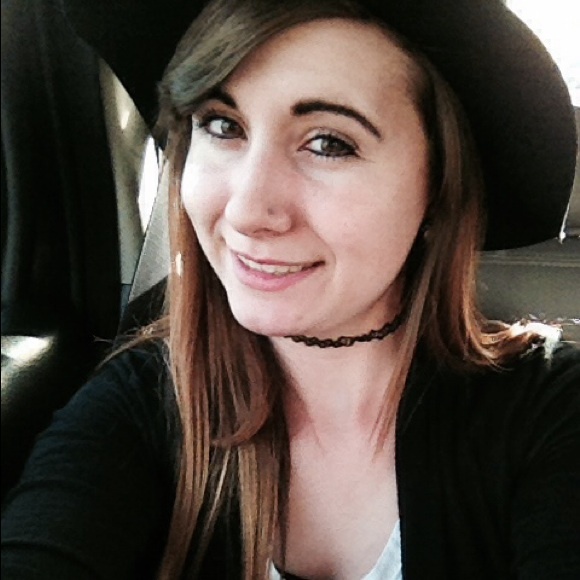 Profile Picture of Bree Martinez (@flowerbxmb) on Poshmark