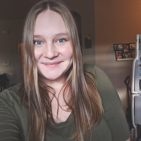 Hannah Burkhardt - Poshmark Profile Picture of Hannah Burkhardt (@hannahburkhardt) on Poshmark