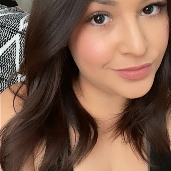 Profile Picture of Julianne Levine (@jlevine1222) on Poshmark