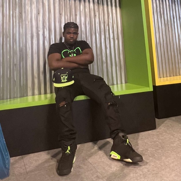 Profile Picture of Michael Mobley (@realistmike) on Poshmark