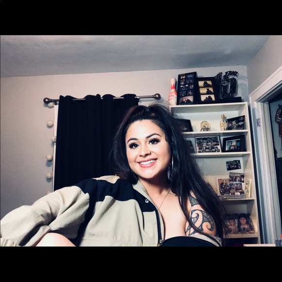 Profile Picture of Madison Taulealea (@_taulealea24) on Poshmark