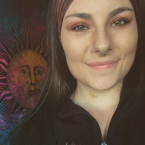 Profile Picture of Sidni Nichelson (@sidnimarie95) on Poshmark