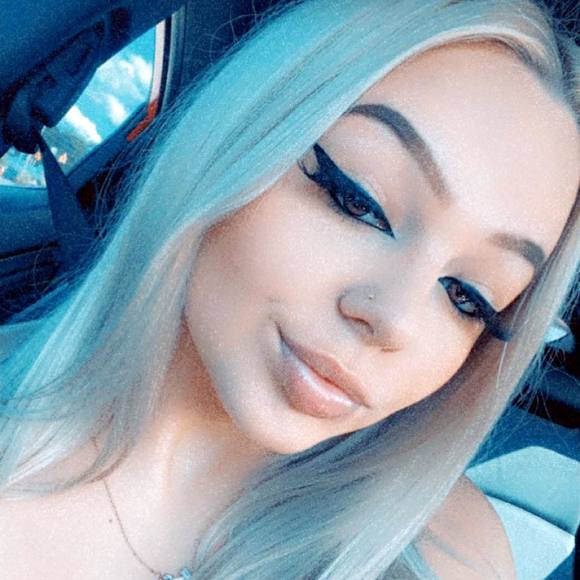 Profile Picture of Calie Hicks (@calie_hicks) on Poshmark