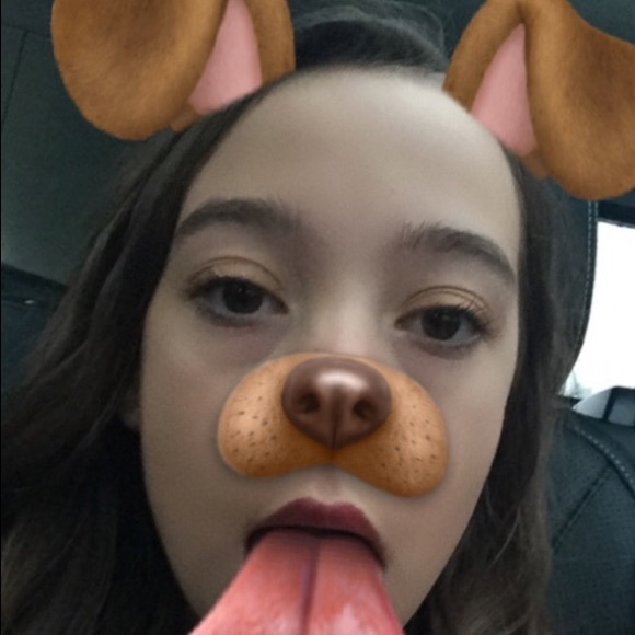 Profile Picture of Bella Hollamon (@bella_h22) on Poshmark