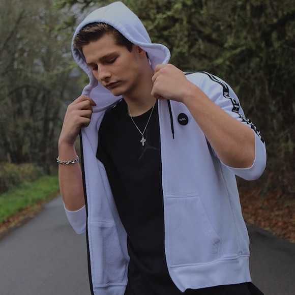Profile Picture of Michael Lundy (@mlundy0) on Poshmark