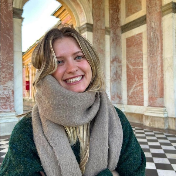 Profile Picture of Julia Mackay (@juliamackay86) on Poshmark