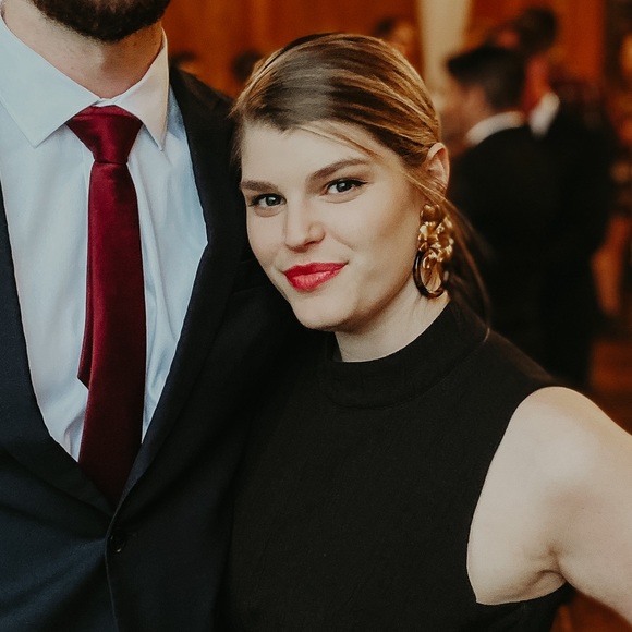 Profile Picture of Abbey Azinger (@abbeyazinger) on Poshmark