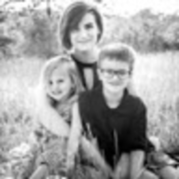 Profile Picture of Amanda Findlay (@amandaefindlay) on Poshmark