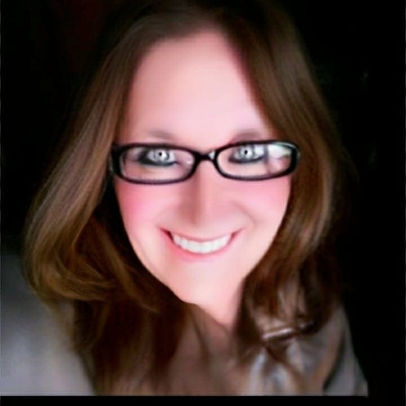 Profile Picture of Becky Krontz (@bkrontz) on Poshmark