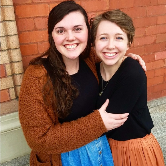 Anna Kreslins - Poshmark Profile Picture of Anna Kreslins (@akreslins) on Poshmark