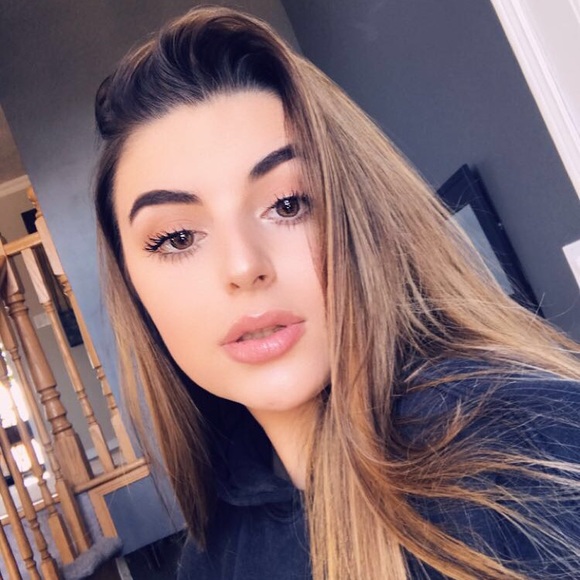 Profile Picture of Hailey Eberth (@haileyeberth) on Poshmark