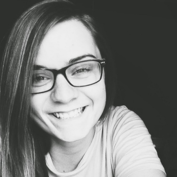 Profile Picture of Samantha Gindl (@sgindl) on Poshmark